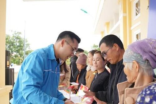 Thanh niên Quảng Ninh khám bệnh miễn phí tại đảo tiền tiêu