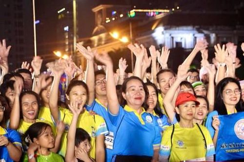 Hơn 3.000 vận động viên 'đội mưa' chạy giữa đêm Nha Trang