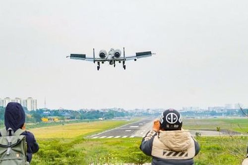 Máy bay cường kích A-10 Thunderbolt II hạ cánh xuống sân bay Gia Lâm