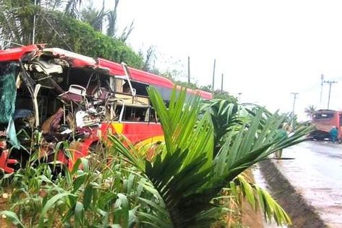 Hai xe khách đấu đầu trên quốc lộ ở Bình Phước, 3 người thương vong