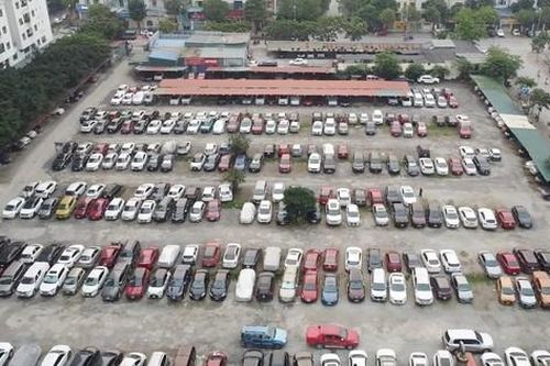 Ô tô tràn ra đường khi bãi 'khủng' tại Linh Đàm đóng cửa