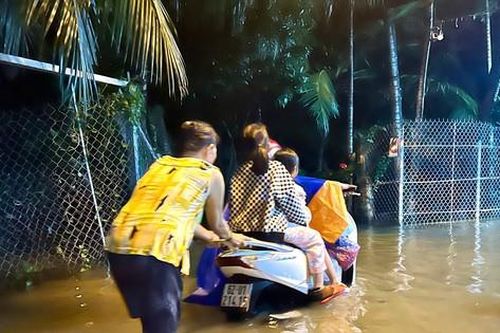 Nhiều nơi ở Nha Trang ngập nặng, nước tràn vào nhà dân