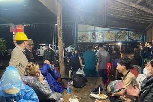 Khánh Hòa: Giải cứu hơn 350 người mắc kẹt trên đèo Khánh Lê do sạt lở