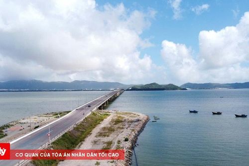 Đoàn xe thử tải trọng trên cầu vượt biển dài nhất Bình Định