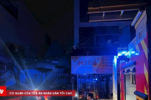 Căn nhà bốc cháy dữ dội sau tiếng nổ lớn
