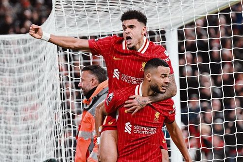 Liverpool hòa Fulham trong cảnh chơi thiếu người