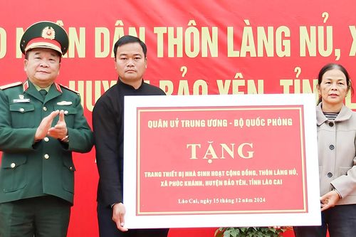 Bộ Quốc phòng bàn giao 40 căn nhà khu tái định cư Làng Nủ