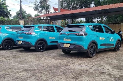 3 taxi điện bị đập vỡ kính, cắt lốp xe khi đang chờ sạc pin ở Gia Lai