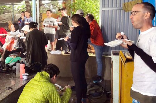 Gần 260 người mắc kẹt do sạt lở đèo Khánh Lê đường nối Nha Trang - Đà Lạt