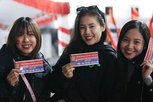 Hàng nghìn CĐV đội mưa rét tiếp lửa tuyển Việt Nam đấu Indonesia