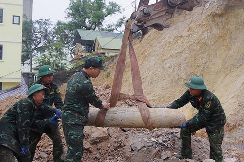 Di dời quả bom nặng 230kg trong khu dân cư ở Hạ Long
