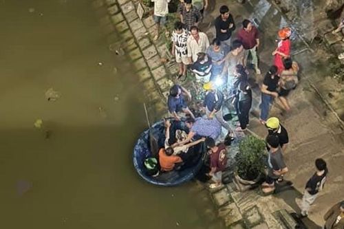 Ô tô tông 3 xe máy trên cầu, nam thiếu niên rơi xuống sông