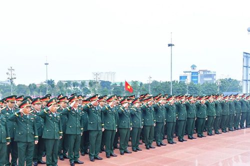 Bộ Chỉ huy Quân sự tỉnh Nghệ An dâng hoa báo công tại Quảng trường Hồ Chí Minh