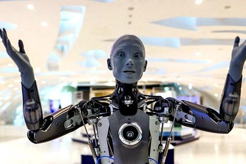 Những robot hình người kỳ lạ nhất thế giới: Từ giúp việc tới đá bóng như Messi