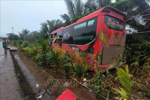 Hai xe khách va chạm trực diện làm 3 người thương vong