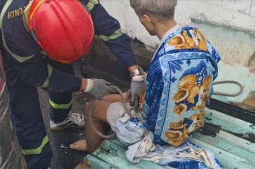 Cảnh sát PCCC giải cứu thành công nam thanh niên nghi ngáo đá, nhiễm HIV trên mái tầng 3