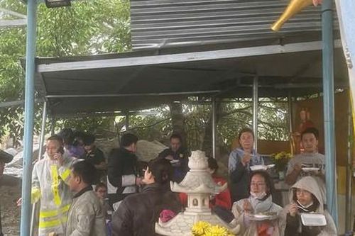 Gần 260 người mắc kẹt do sạt lở đèo Khánh Lê