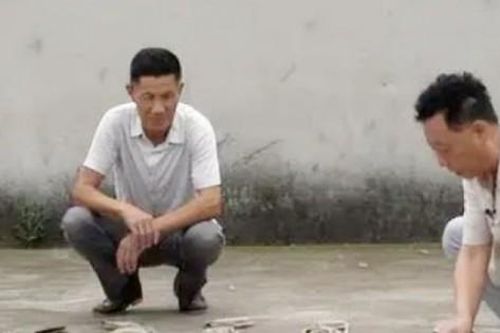 Rủ cả làng sống chung với loài nguy hiểm chết người, giờ thành triệu phú