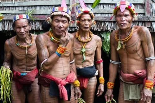 Bộ lạc có phong tục mài răng thành hàm cá mập để trông quyến rũ hơn