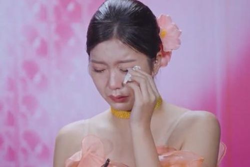 'Đối thủ' của Quỳnh Nga bật khóc nức nở ở Bước Nhảy Hoàn Vũ