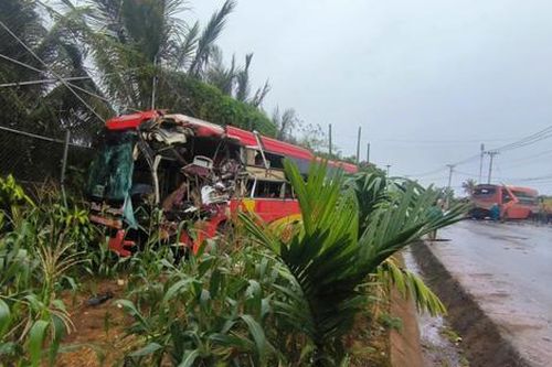 Hai xe khách tông trực diện ở Bình Phước, 3 người thương vong