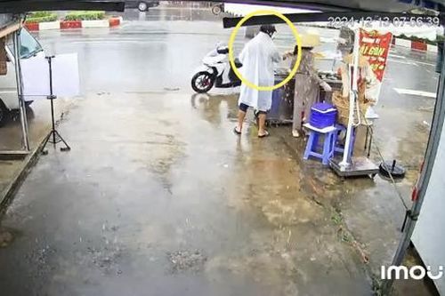 Phẫn nộ với hành động lạ của người đàn ông tại xe bánh mì