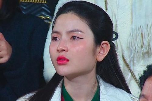 Nỗi lo của vợ Quang Hải khi ẵm con đến sân cổ vũ chồng