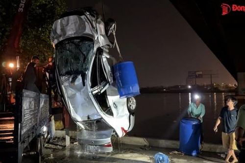 'Người nhái' xuyên đêm trục vớt xe và thi thể nạn nhân rơi cầu Đồng Nai