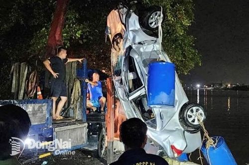 Điều tra vụ việc xe ô tô lao qua lan can cầu Đồng Nai rơi xuống sông