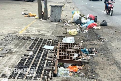 Vứt rác tràn lan trên cống thoát nước