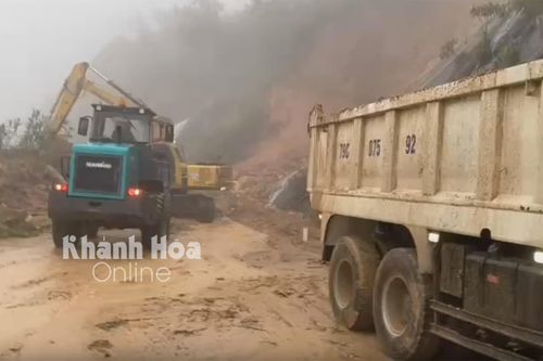 Thêm 1 điểm sạt lở trên đèo Khánh Lê