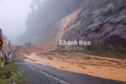 Gần 50 xe cùng nhiều người mắc kẹt giữa 2 điểm sạt lở trên đèo Khánh Lê