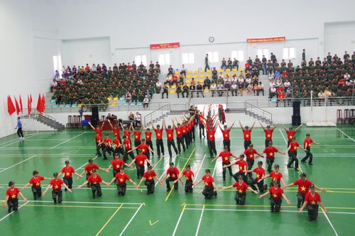 Trường Sĩ quan Thông tin tổ chức hội thi các bài hát quy định trong quân đội và các vũ điệu trong sinh hoạt tập thể