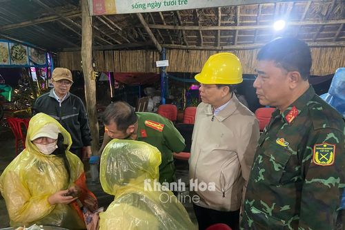 Đã giải cứu thành công hơn 300 người bị kẹt do sạt lở đèo Khánh Lê