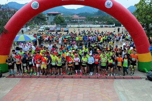 Hơn 680 vận động viên tham gia giải chạy bán marathon 'Hào khí Chi Lăng'