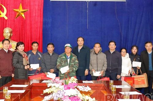 Chủ tịch UBND tỉnh Trịnh Xuân Trường thăm, tặng quà một số gia đình tại thị xã Sa Pa
