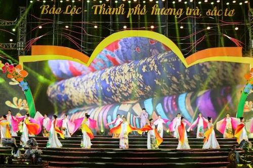 Hàng ngàn người đội mưa vui cùng đêm hội 'Bảo Lộc - Thành phố Hương trà, Sắc tơ'