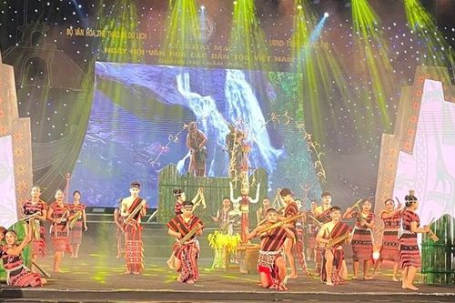 Các nghệ nhân Thừa Thiên Huế phô diễn tại Ngày hội Văn hóa các dân tộc Việt Nam