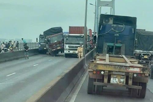 Va chạm liên hoàn trên cầu Phú Mỹ khiến giao thông ùn tắc