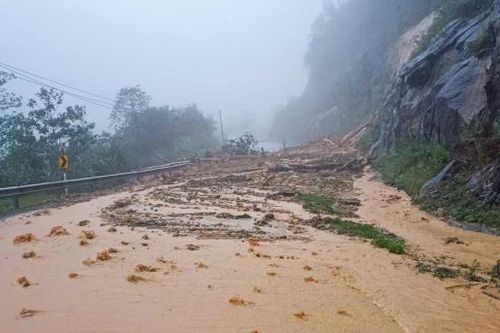 Sạt lở đất đá ở đèo Khánh Lê, quốc lộ 27C ách tắc