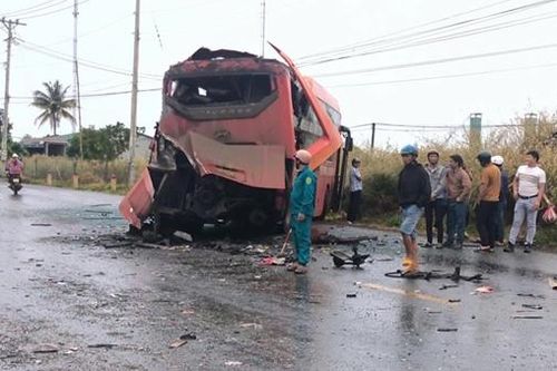 Hai xe khách đối đầu làm 1 người chết, 2 người bị thương