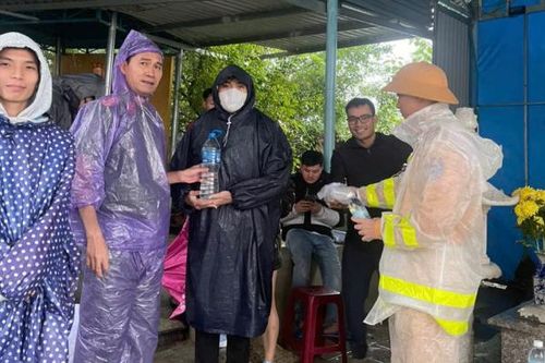 Cõng thực phẩm vượt núi cứu trợ hành khách mắc kẹt trên đèo Khánh Lê