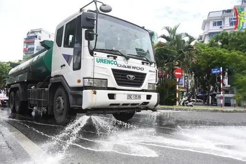 Hà Nội rửa đường giảm bụi, xanh phố