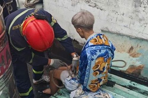 TPHCM: Giải cứu thanh niên biểu hiện bất thường 'mắc kẹt' trên mái nhà tầng 3