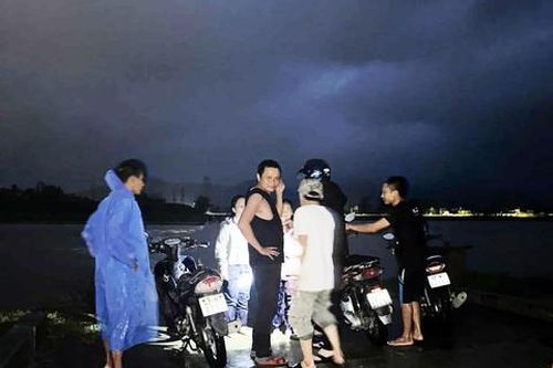 Người đàn ông cứu 3 học sinh bị nước lũ cuốn xa hơn 100m