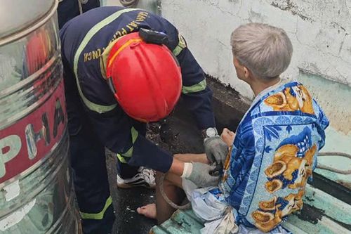 Thanh niên nghi 'ngáo đá' mắc kẹt trên mái nhà dân ở TP.HCM