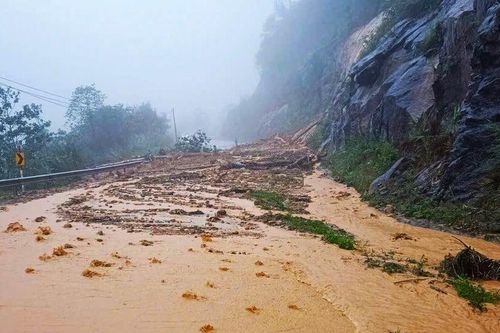 Đưa 350 người mắc kẹt giữa đèo ở Khánh Hòa về nơi an toàn