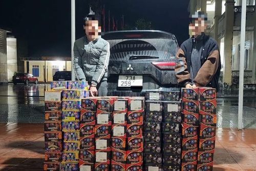 Truy bắt ô tô vận chuyển pháo lậu trên Quốc lộ 9 trong đêm