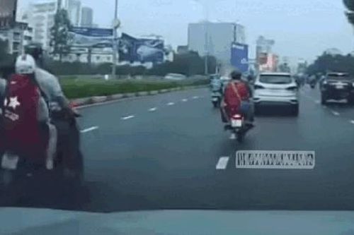 Bất ngờ bị 'tạt đầu', lái xe ôm công nghệ cùng hành khách ngã nhào ra đường