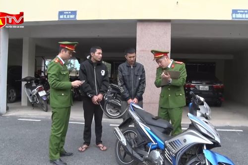 Hai thanh niên giả vờ mua điện thoại để cướp giật tài sản